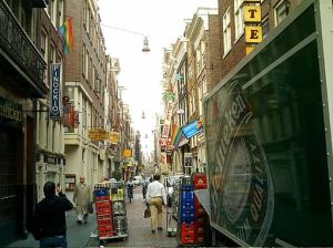 https://commons.wikimedia.org/wiki/File%3AAmsterdam_little_street.JPG
